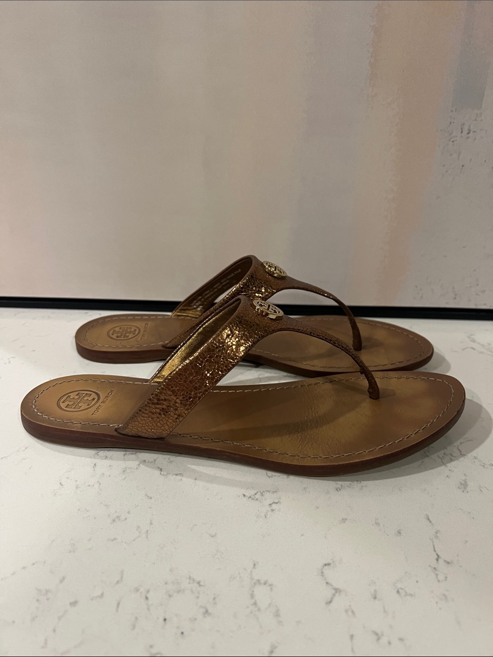 Tory Burch metallic gold crackled leather thong sandals size 10 - Picture 11 of 15